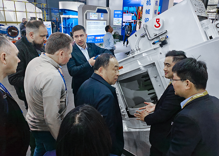 科尼樂傾斜式混合造粒機(jī) 科尼樂傾斜式混合造粒機(jī)